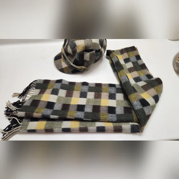 Plaid scarf and matching hat set in a checkered pattern with colors of brown - Picture 2 of 13